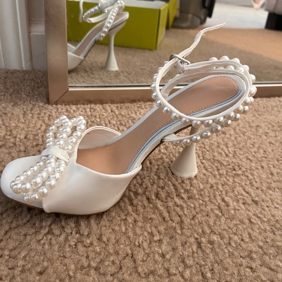 White/ pearl wedding heels

Never worn - Picture 3 of 7